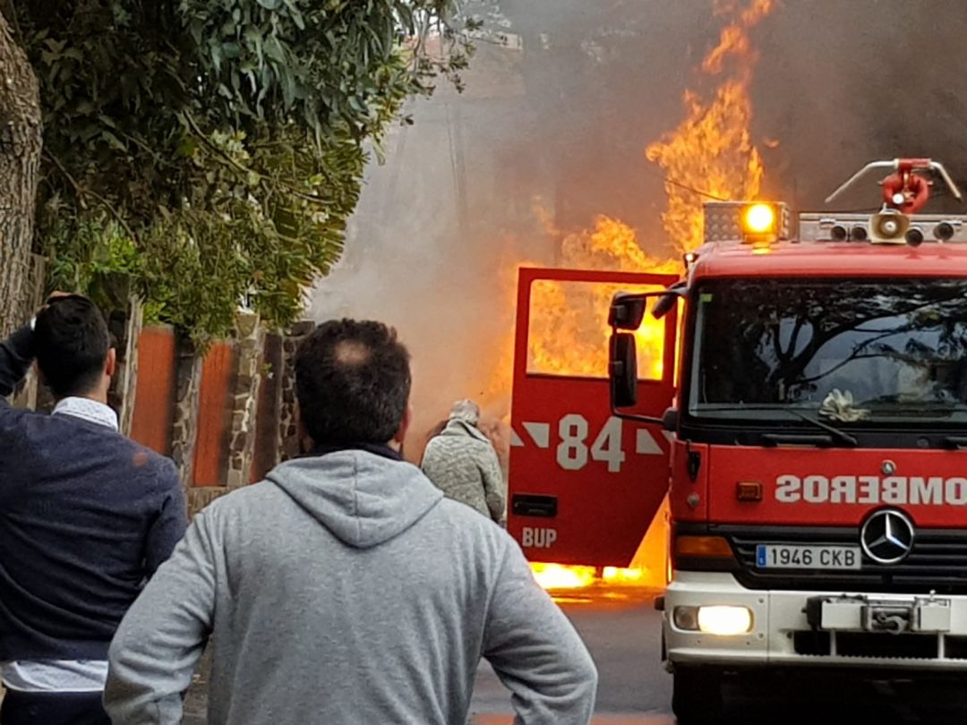 Los bomberos interviniendo en el lugar de los hechos. Los bomberos interviniendo en el lugar de los hechos.