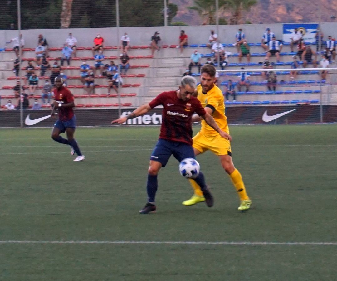 Ezequiel Calvente controla el balón ante un jugador del Hércules Ezequiel Calvente controla el balón ante un jugador del Hércules