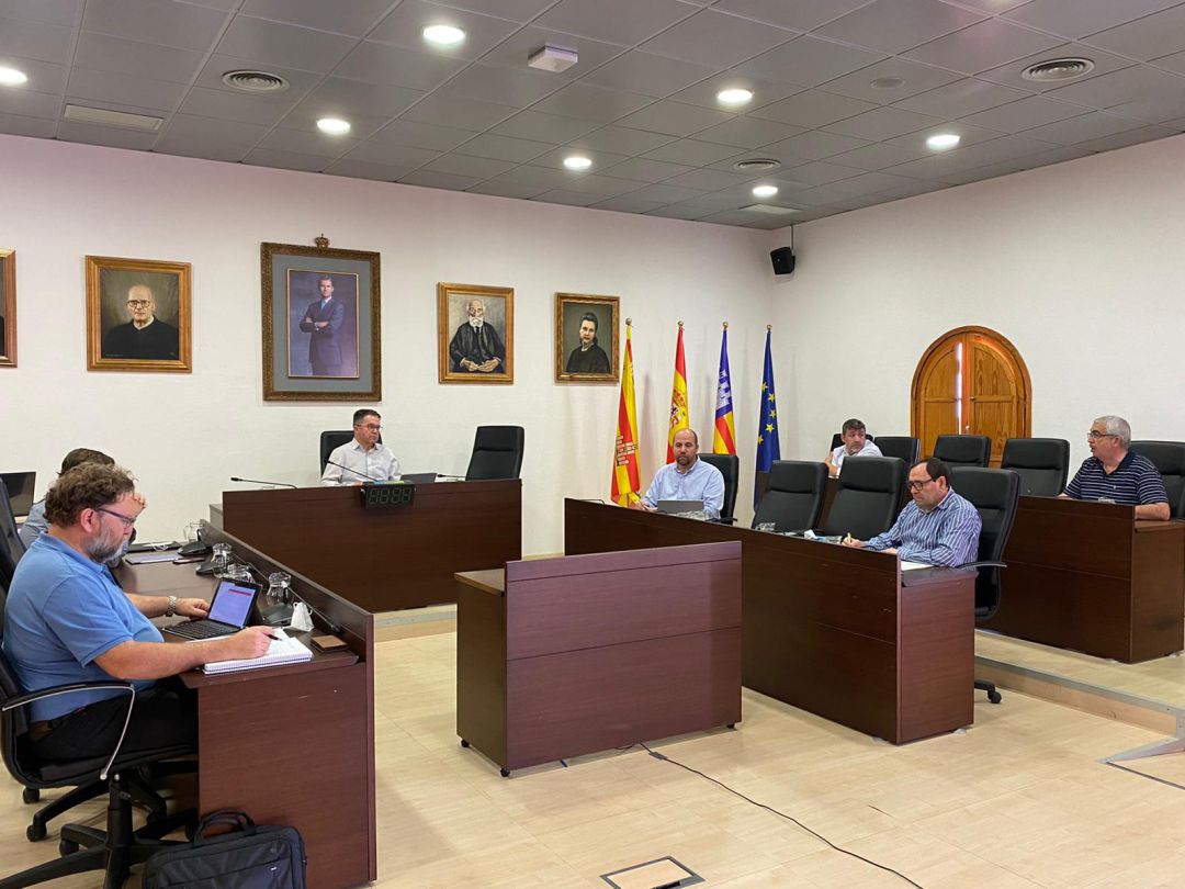 Imagen de archivo de un pleno municipal Imagen de archivo de un pleno municipal