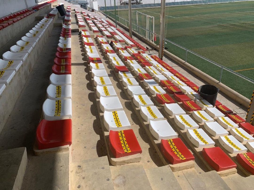 Señalización en los asientos del campo de fútbol 'Francisco Herrera CUeva' de Jódar Señalización en los asientos del campo de fútbol 'Francisco Herrera CUeva' de Jódar