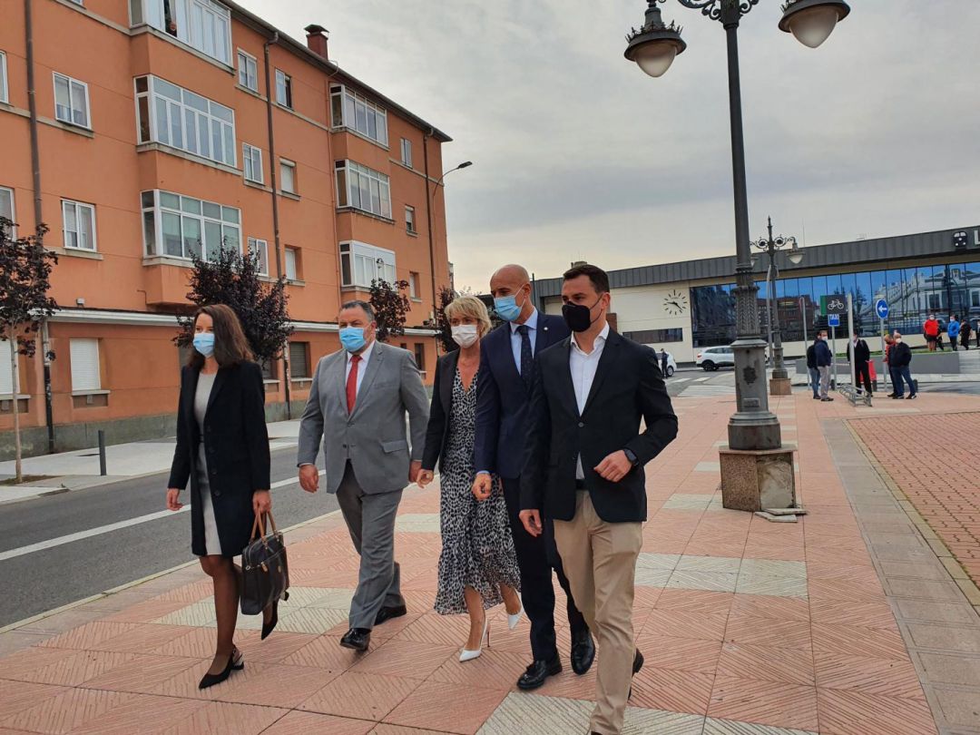 La secretaria de Estado de Agenda Digital acompañada por cargos del PSOE en la provincia La secretaria de Estado de Agenda Digital acompañada por cargos del PSOE en la provincia