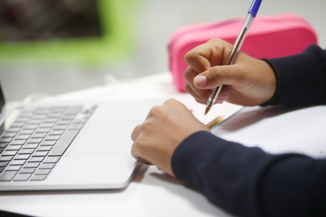 Una alumna escribe desde un portátil
Una alumna escribe desde un portátil