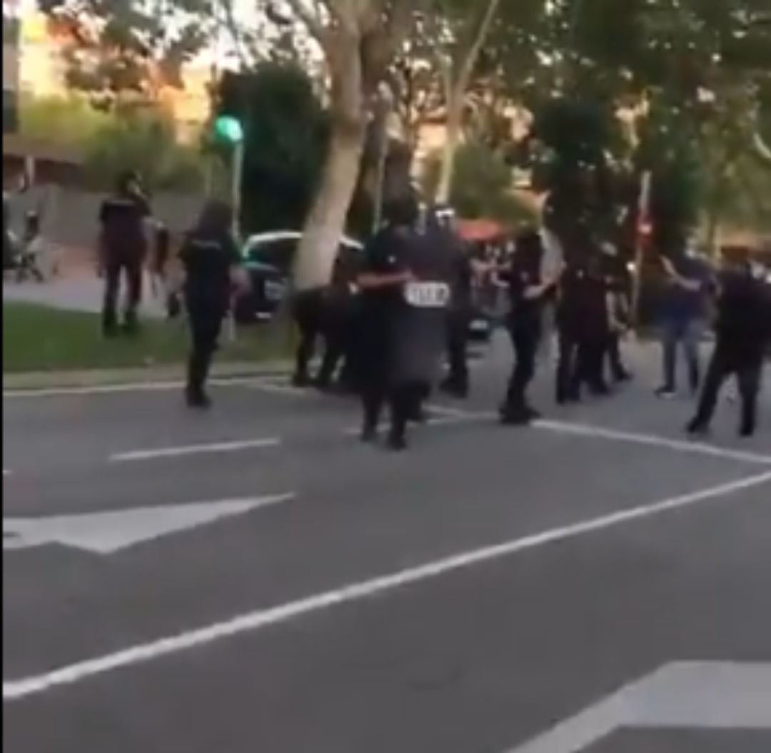 La policía ha disuelto una manifestación que pedía la dimisión de Ayuso. La policía ha disuelto una manifestación que pedía la dimisión de Ayuso.