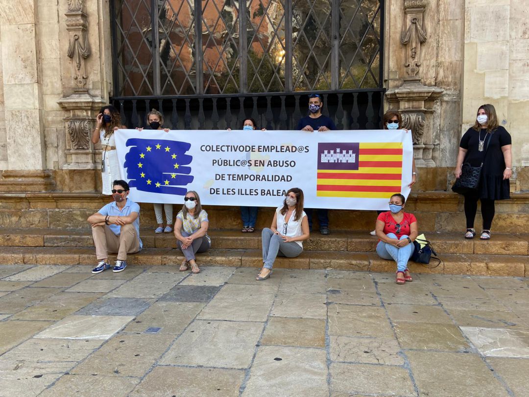 La Coordinadora de interinos y temporales de la administración pública (Sintta, ATAP, CGT, Sidib y ASIJ) se manifiestan ante el Ayuntamiento de Palma para alertar de la "grave situación de precariedad" en la que se encuentran La Coordinadora de interinos y temporales de la administración pública (Sintta, ATAP, CGT, Sidib y ASIJ) se manifiestan ante el Ayuntamiento de Palma para alertar de la "grave situación de precariedad" en la que se encuentran