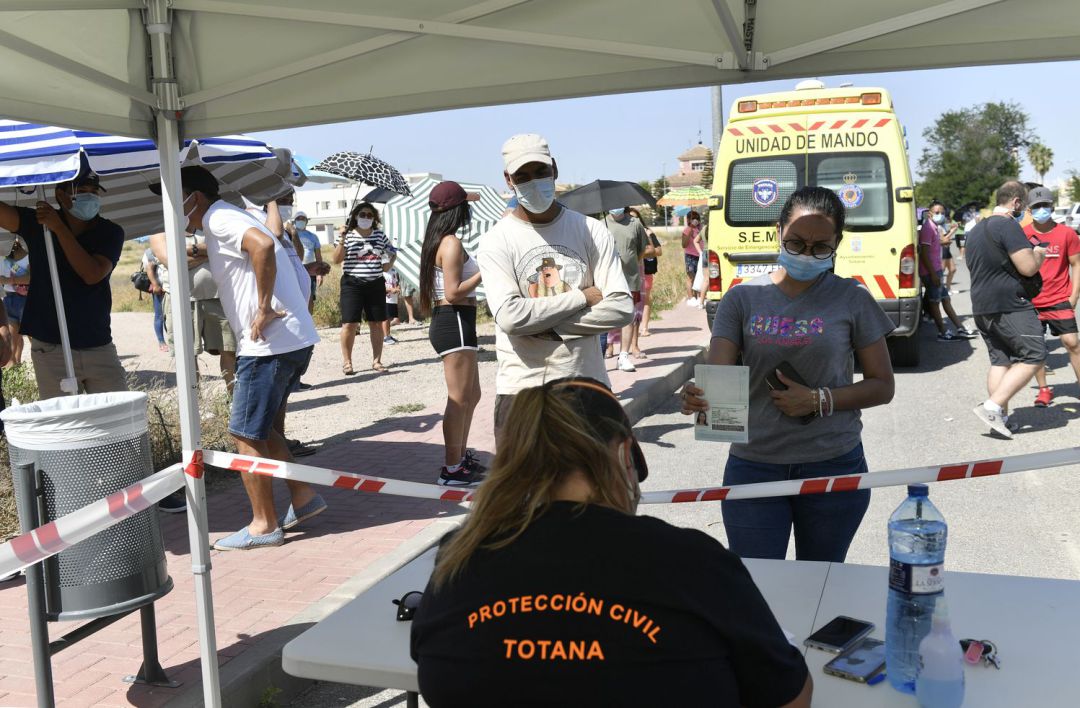 Vecinos de Totana hacen cola para realizar el test para la detección de coronavirus Vecinos de Totana hacen cola para realizar el test para la detección de coronavirus