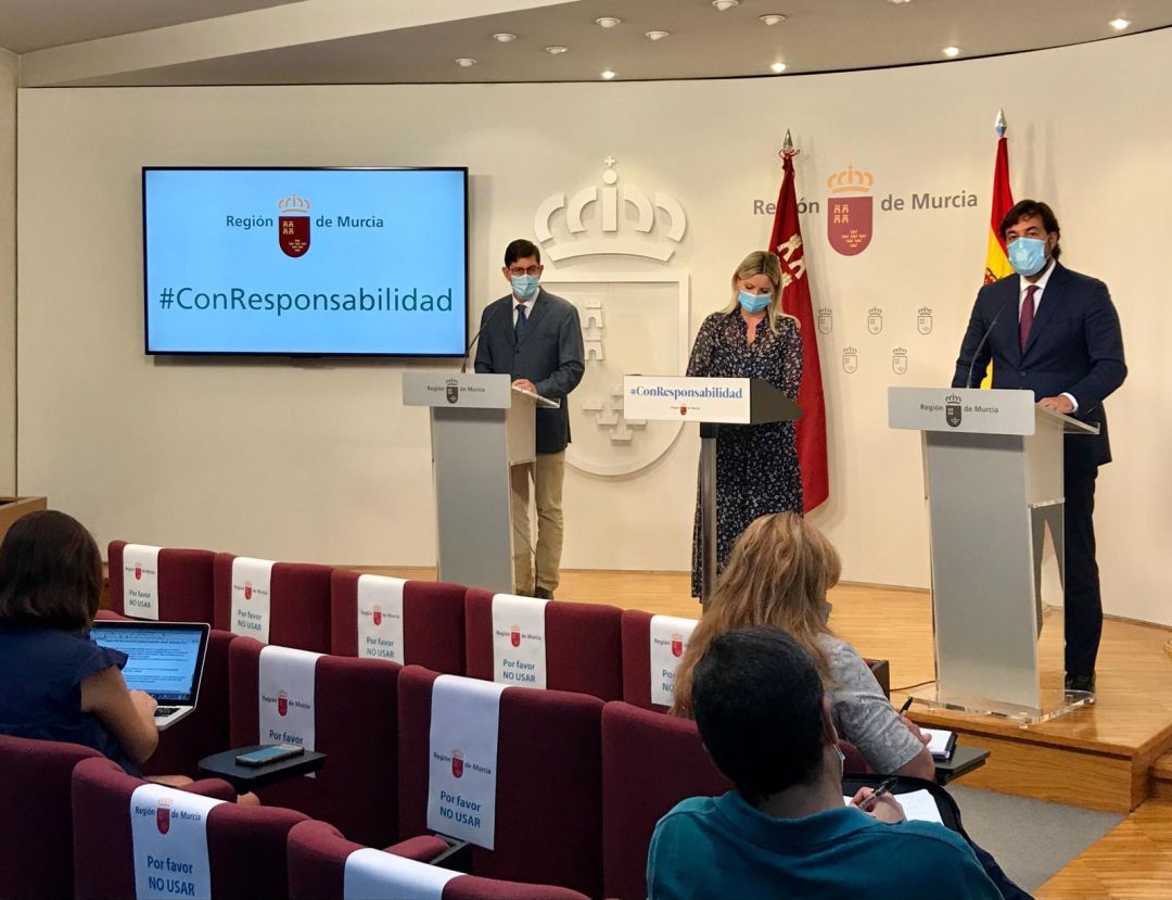 El consejero de Salud, Manuel Villegas (izquierda), la portavoz del Ejecutivo regional, Ana Martínez Vidal y el consejero de Empleo y Universidades, Miguel Motas (derecha) El consejero de Salud, Manuel Villegas (izquierda), la portavoz del Ejecutivo regional, Ana Martínez Vidal y el consejero de Empleo y Universidades, Miguel Motas (derecha)