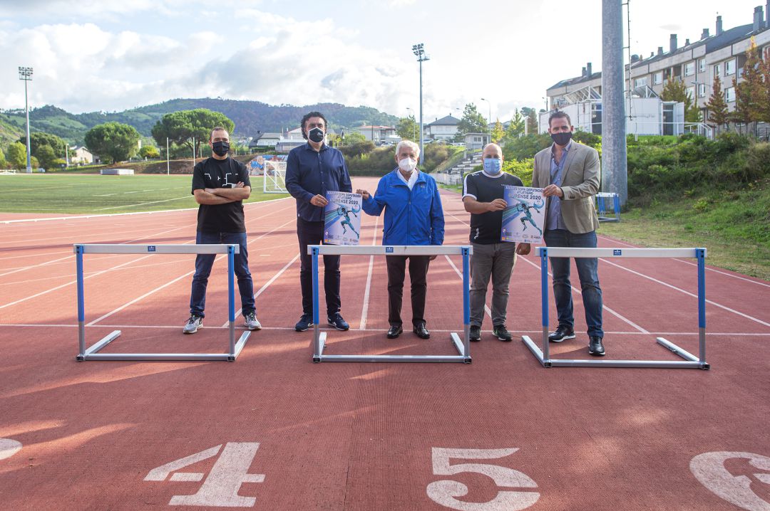 Na presentación, Eladio Gómez,vicepresidente primeiro da Federación Galega de Atletismo, Ángel Fidalgo,Delegado da Federación Galega de Atletismo en Ourense, Rosendo Fernández,vicepresidente da Deputación de Ourense,Rodrigo Alberte, xefe do servicio de Deportes Campus Ourense e Manuel Pérez,xefe de servizo provincial de Deportes da Xunta de Galicia. Catro interesantes xornadas de atletismo Na presentación, Eladio Gómez,vicepresidente primeiro da Federación Galega de Atletismo, Ángel Fidalgo,Delegado da Federación Galega de Atletismo en Ourense, Rosendo Fernández,vicepresidente da Deputación de Ourense,Rodrigo Alberte, xefe do servicio de Deportes Campus Ourense e Manuel Pérez,xefe de servizo provincial de Deportes da Xunta de Galicia. Catro interesantes xornadas de atletismo