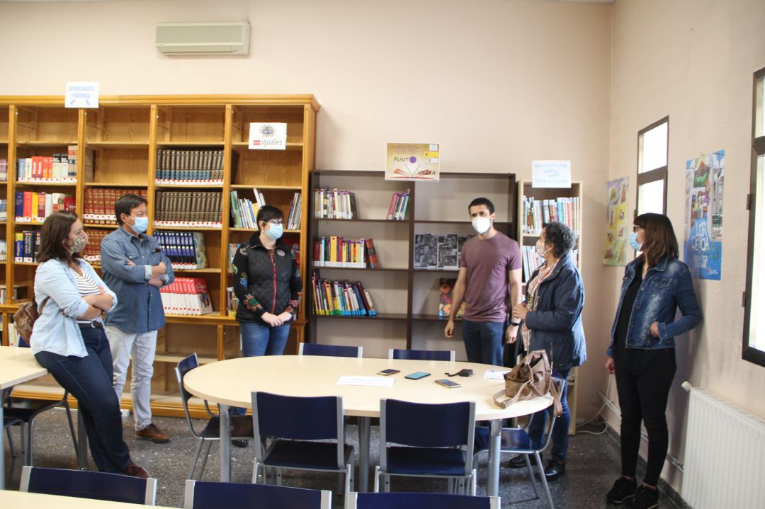Las concejalas de Mujer e Igualdad y Educación junto con ediles de otras áreas y los técnicos de la biblioteca muestran los ejemplares que forman el Punto Violeta creado en la Biblioteca Las concejalas de Mujer e Igualdad y Educación junto con ediles de otras áreas y los técnicos de la biblioteca muestran los ejemplares que forman el Punto Violeta creado en la Biblioteca