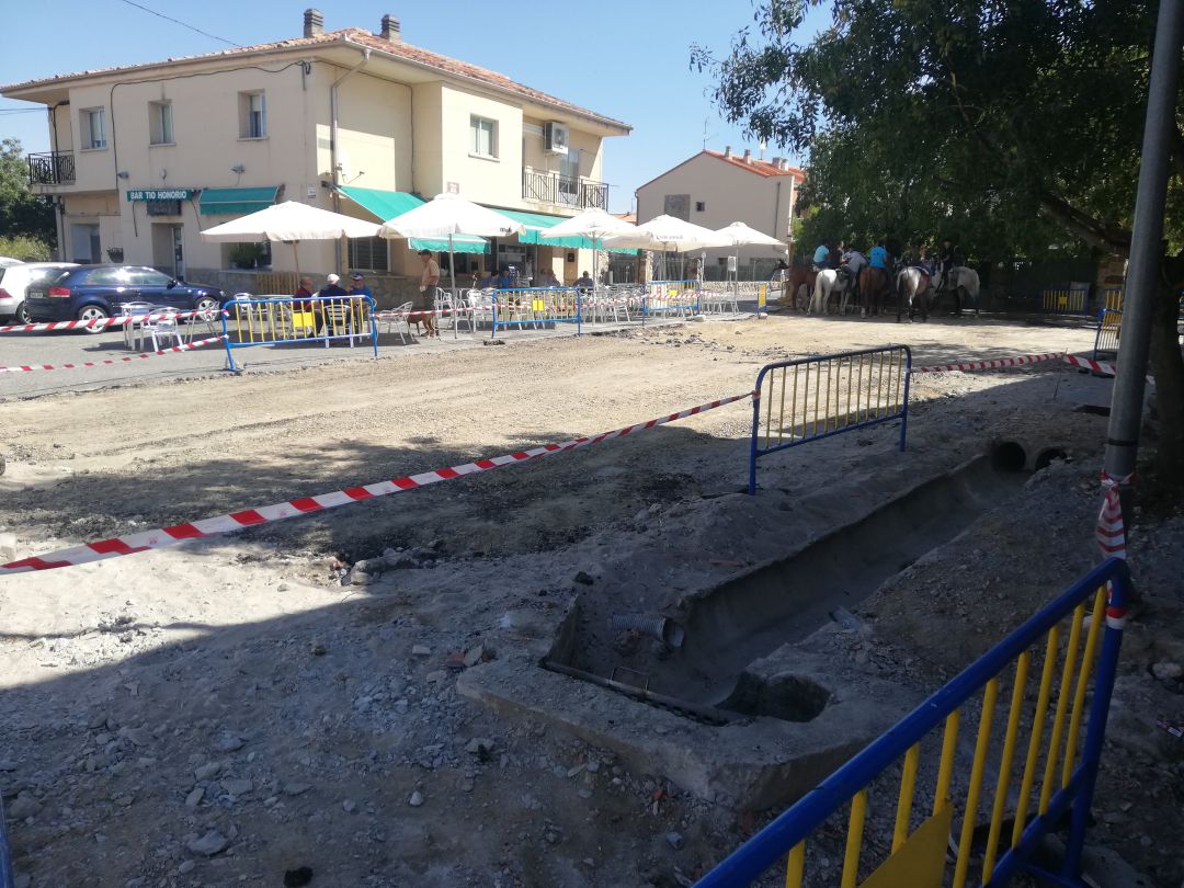 Estado de la Plaza de los Fresnos de Trescasas tras el inciio de las obras de reforma Estado de la Plaza de los Fresnos de Trescasas tras el inciio de las obras de reforma