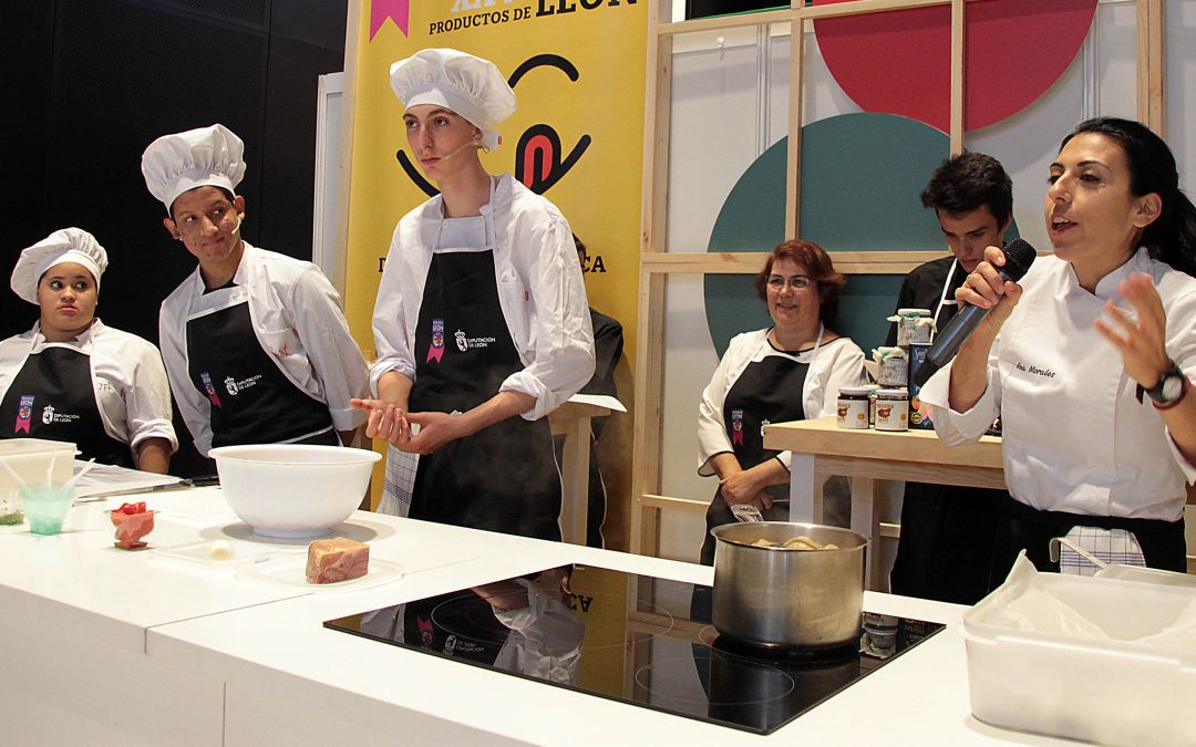 Ana Morales, profesora de Formación Profesional Básica de Cocina y Restauración del Instituto de Enseñanza Secundaria de Sahagún, con sus alumnos Ana Morales, profesora de Formación Profesional Básica de Cocina y Restauración del Instituto de Enseñanza Secundaria de Sahagún, con sus alumnos
