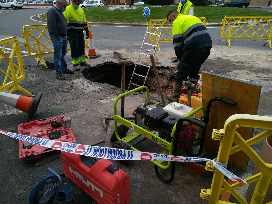 La avería está situada cerca de la rotonda en la confluencia de las calles Burgohondo y Carretera de Burgohondo La avería está situada cerca de la rotonda en la confluencia de las calles Burgohondo y Carretera de Burgohondo