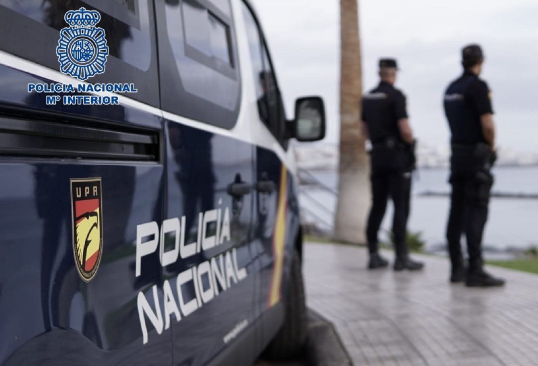 Agentes de la Comisaría de la Policía Nacional de Arrecife localizaron y detuvieron al menor por un delito de robo con violencia. Agentes de la Comisaría de la Policía Nacional de Arrecife localizaron y detuvieron al menor por un delito de robo con violencia.