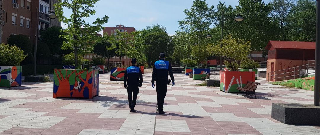 Habrá más presencia policial en las calles de Lganés para sensibilizar a la población sobre la necesidad de mantener la distancia de seguridad, usar de forma correcta las mascarillas y evitar las reuniones de más de seis personas Habrá más presencia policial en las calles de Lganés para sensibilizar a la población sobre la necesidad de mantener la distancia de seguridad, usar de forma correcta las mascarillas y evitar las reuniones de más de seis personas