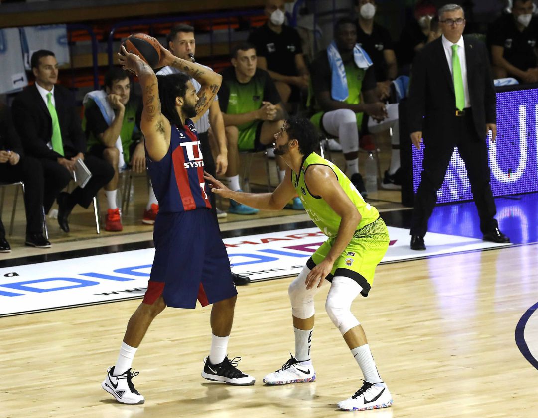 Henry trata de armar la jugada ante la defensa de Melo Trimble. Henry trata de armar la jugada ante la defensa de Melo Trimble.