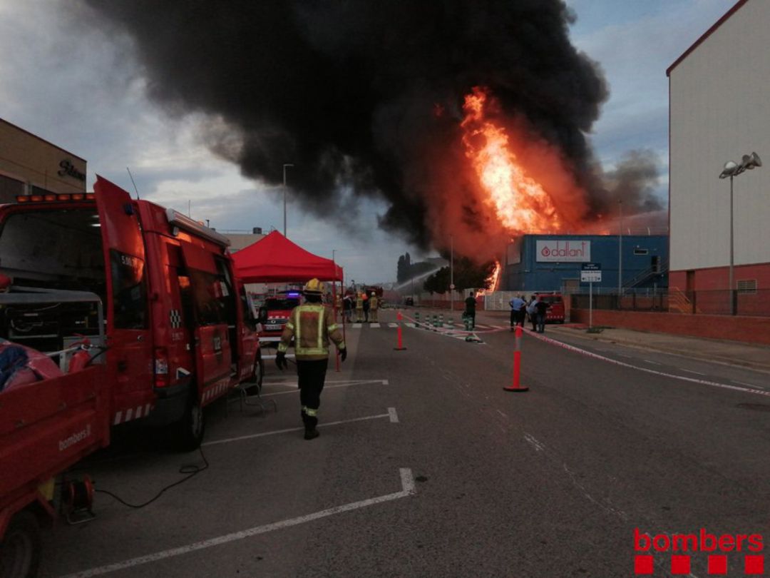 Incendi a l'empresa Dallant de Sant Feliu de Llobregat Incendi a l'empresa Dallant de Sant Feliu de Llobregat