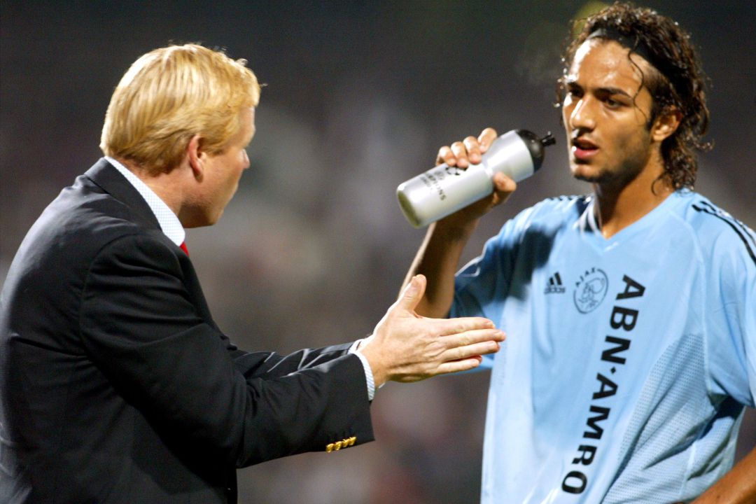 Ronald Koeman da instrucciones a Mido en el Ajax Ronald Koeman da instrucciones a Mido en el Ajax