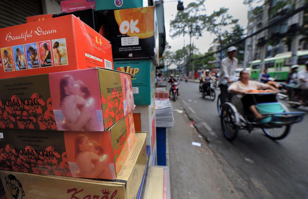 Venta callejera de condones en Chau Van Liem, en Ho Chi Minh. Venta callejera de condones en Chau Van Liem, en Ho Chi Minh.