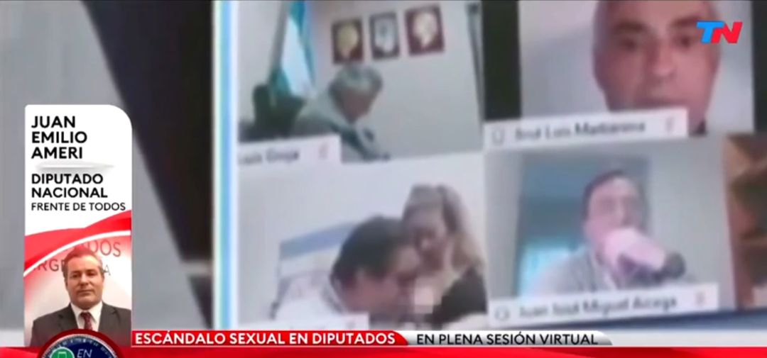 El momento en el que el diputado besaba el pecho de su mujer El momento en el que el diputado besaba el pecho de su mujer