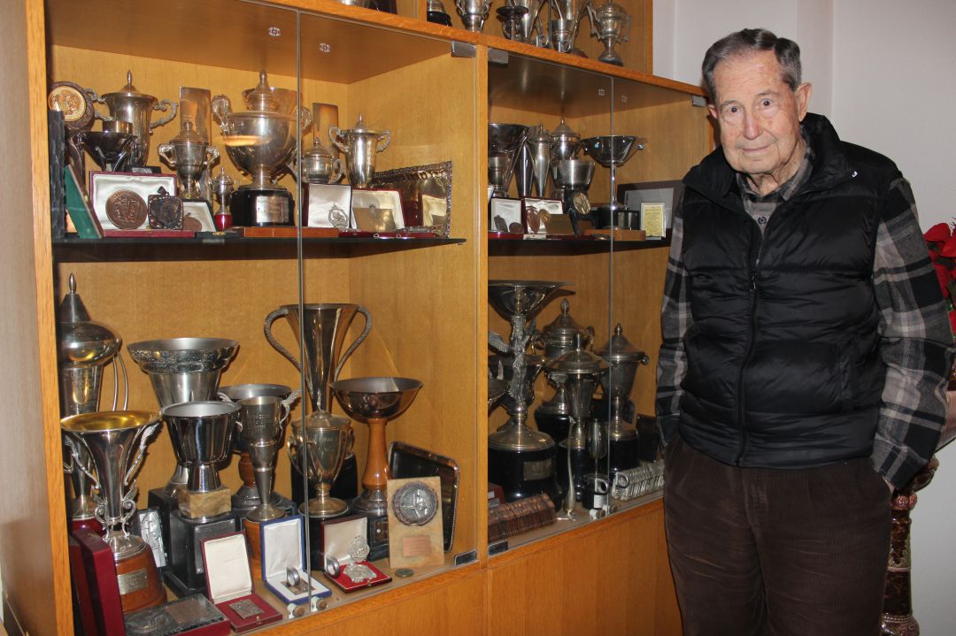 José Crespo Colomer junto a la colección de trofeos en su casa José Crespo Colomer junto a la colección de trofeos en su casa