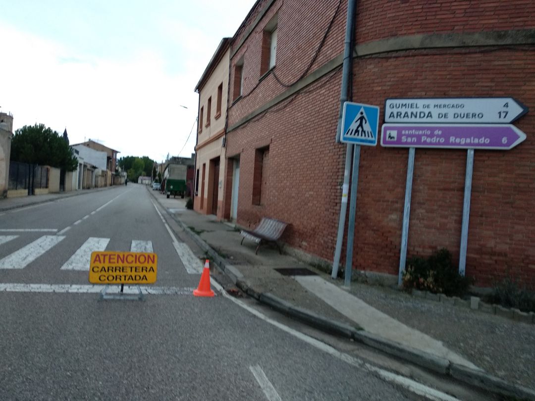 Cartel que anuncia el corte del acceso norte a la localidad de Sotillo de la Ribera que ha impuesto la Guardia Civil para vigilar su confinamiento Cartel que anuncia el corte del acceso norte a la localidad de Sotillo de la Ribera que ha impuesto la Guardia Civil para vigilar su confinamiento