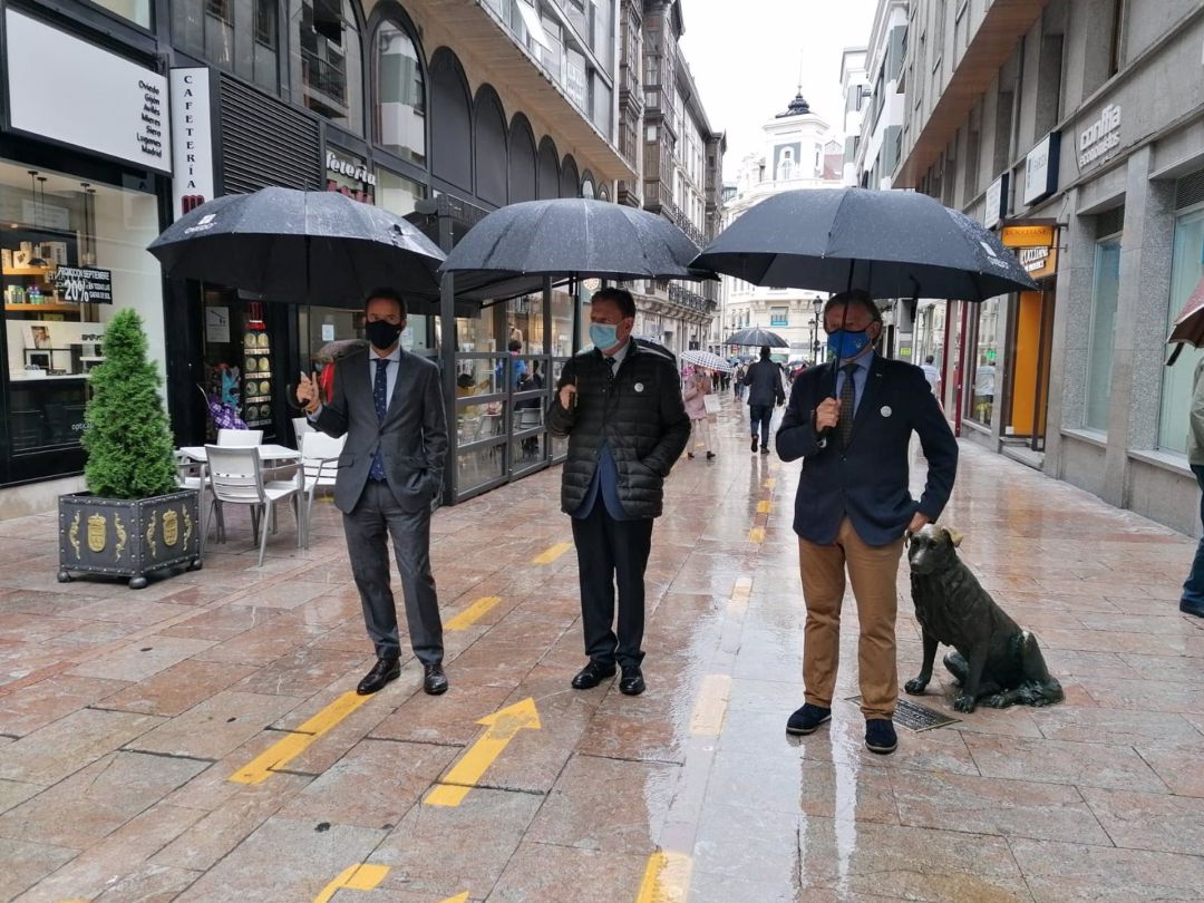 El alcalde de Oviedo, Alfredo Canteli, visita junto a los concejales de Urbanismo y Seguridad Ciudadana el carril bici marcado en la calle Dortor Casal. El alcalde de Oviedo, Alfredo Canteli, visita junto a los concejales de Urbanismo y Seguridad Ciudadana el carril bici marcado en la calle Dortor Casal.
