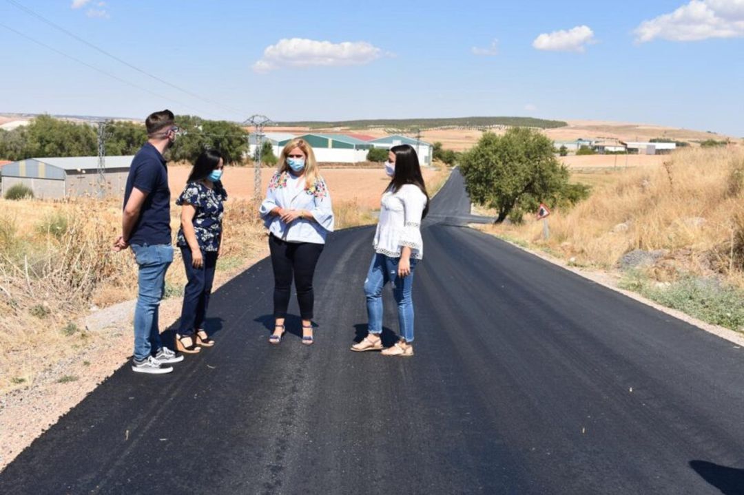 La delegada, junto con la teniente de alcalde y concejales, visitando las mejoras La delegada, junto con la teniente de alcalde y concejales, visitando las mejoras