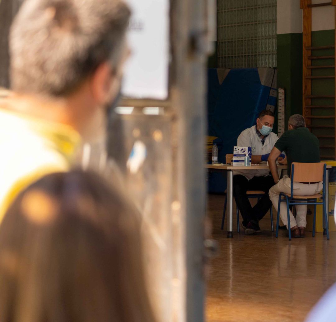 La gente espera, según la alcaldesa de Fabero, en la calle a poder entrar en el centro de salud a pesar de las malas condiciones meteorológicas de los últimos días La gente espera, según la alcaldesa de Fabero, en la calle a poder entrar en el centro de salud a pesar de las malas condiciones meteorológicas de los últimos días