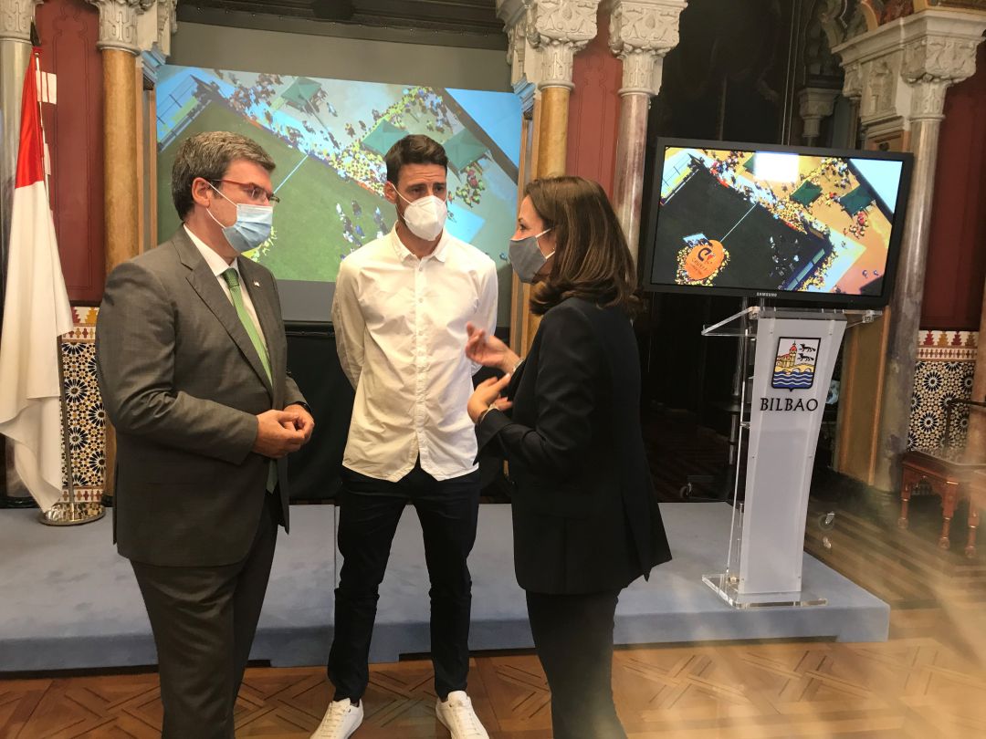 Juan Mari Aburto, alcalde de Bilbao, charla con Aritz Aduriz, y con la directora de la Fundación Pati Roura Juan Mari Aburto, alcalde de Bilbao, charla con Aritz Aduriz, y con la directora de la Fundación Pati Roura