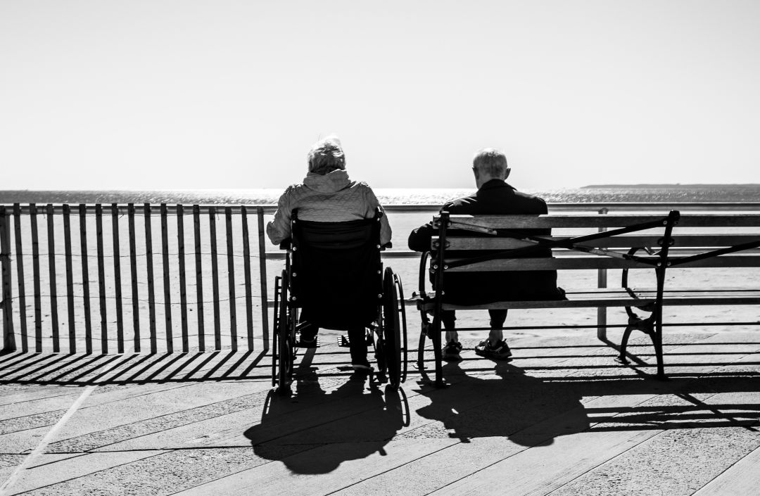 Una pareja de ancianos contemplan el mar, en una imagen de archivo Una pareja de ancianos contemplan el mar, en una imagen de archivo