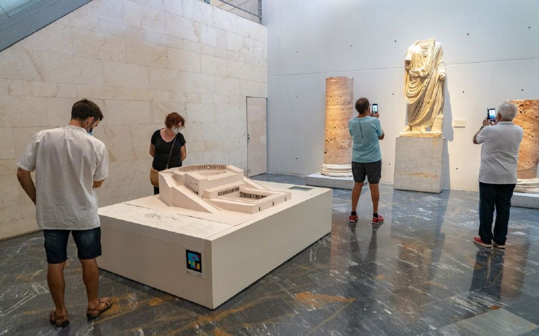 Visitantes en museos con mascarilla y medidas de seguridad. Visitantes en museos con mascarilla y medidas de seguridad.