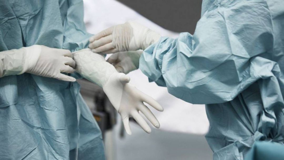 Sanitarios con las medidas de seguridad pertinentes contra el coronavirus.
Sanitarios con las medidas de seguridad pertinentes contra el coronavirus.