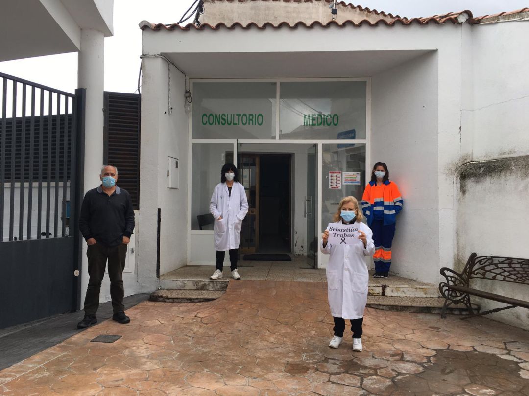 Los integrantes de un consultorio médico rural concentrados ante la muerte del primer sanitario en Extremadura por Covid-19 Los integrantes de un consultorio médico rural concentrados ante la muerte del primer sanitario en Extremadura por Covid-19