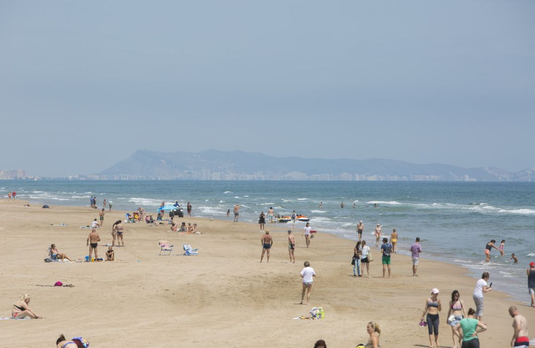 Bañistas en la playa de Gandia Bañistas en la playa de Gandia