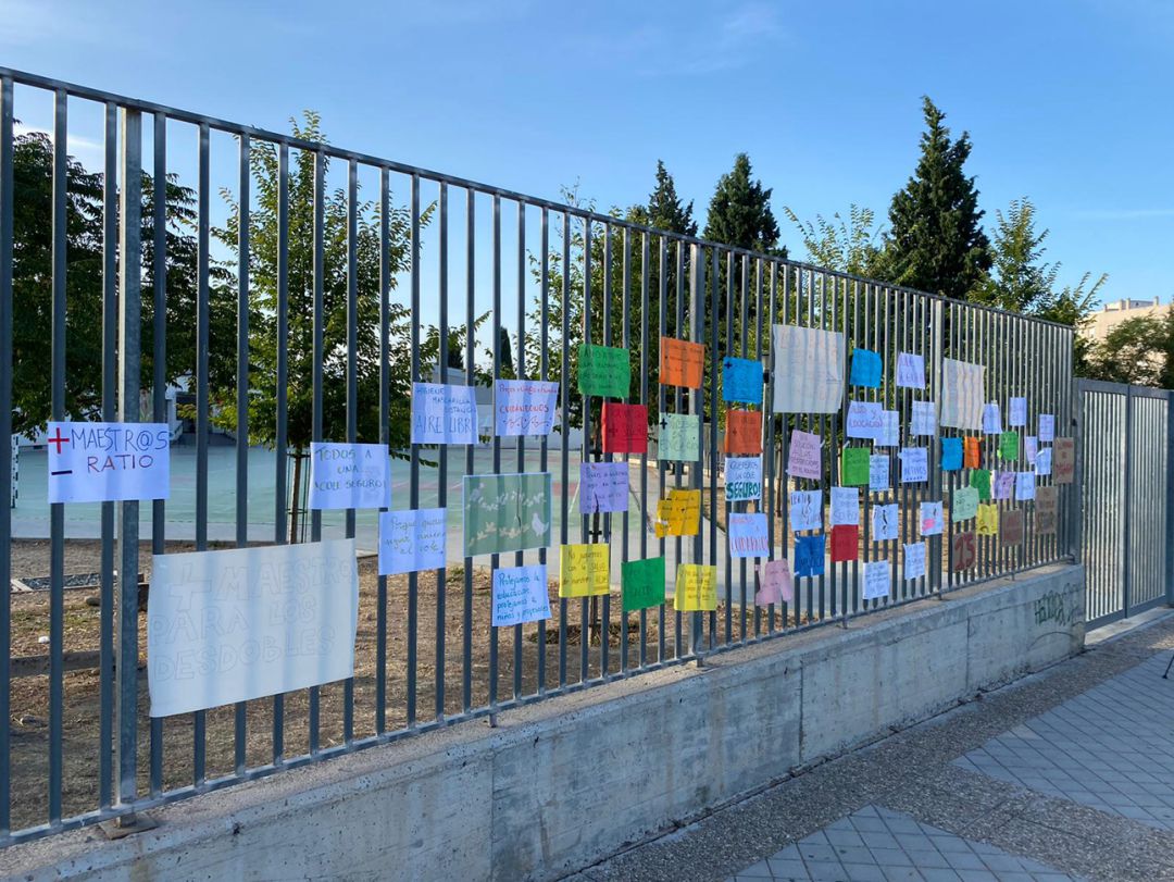 Carteles de protesta de las familias del colegio Martín Vivaldi de Granada donde se han reagrupado clases que comenzaron separadas el curso Carteles de protesta de las familias del colegio Martín Vivaldi de Granada donde se han reagrupado clases que comenzaron separadas el curso
