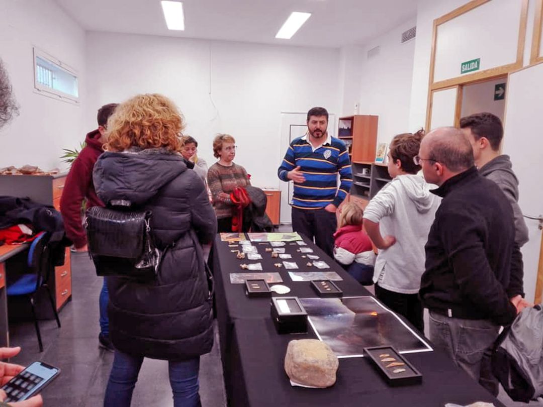 Marco Antonio Bernal, en el centro, director de PaleoMágina, explica los contenidos a un grupo de visitantes Marco Antonio Bernal, en el centro, director de PaleoMágina, explica los contenidos a un grupo de visitantes