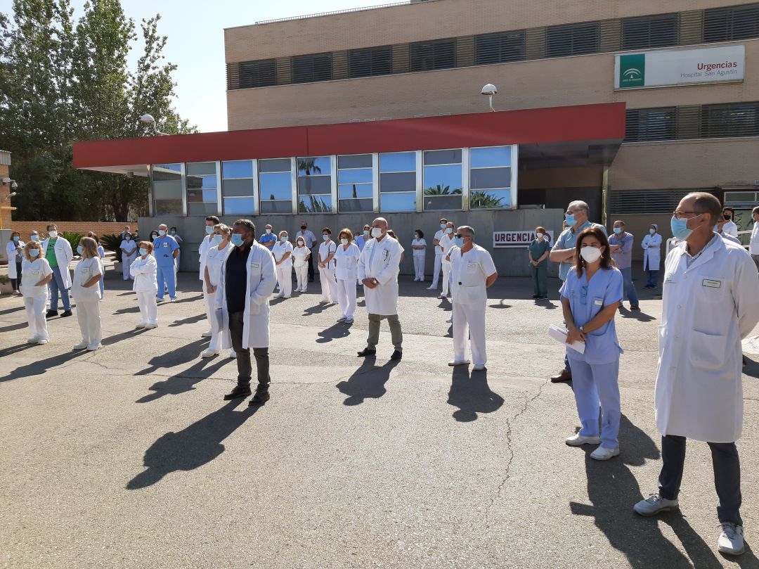 Trabajadores y trabajadoras del Hospital de San Agustín se concentran ante la última agresión a un profesional sanitario Trabajadores y trabajadoras del Hospital de San Agustín se concentran ante la última agresión a un profesional sanitario