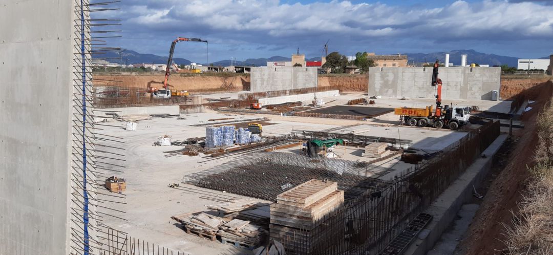 Actualmente se trabaja en el encofrado y el hormigonado de la base del tanque y en la construcción de los muros perimetrales Actualmente se trabaja en el encofrado y el hormigonado de la base del tanque y en la construcción de los muros perimetrales