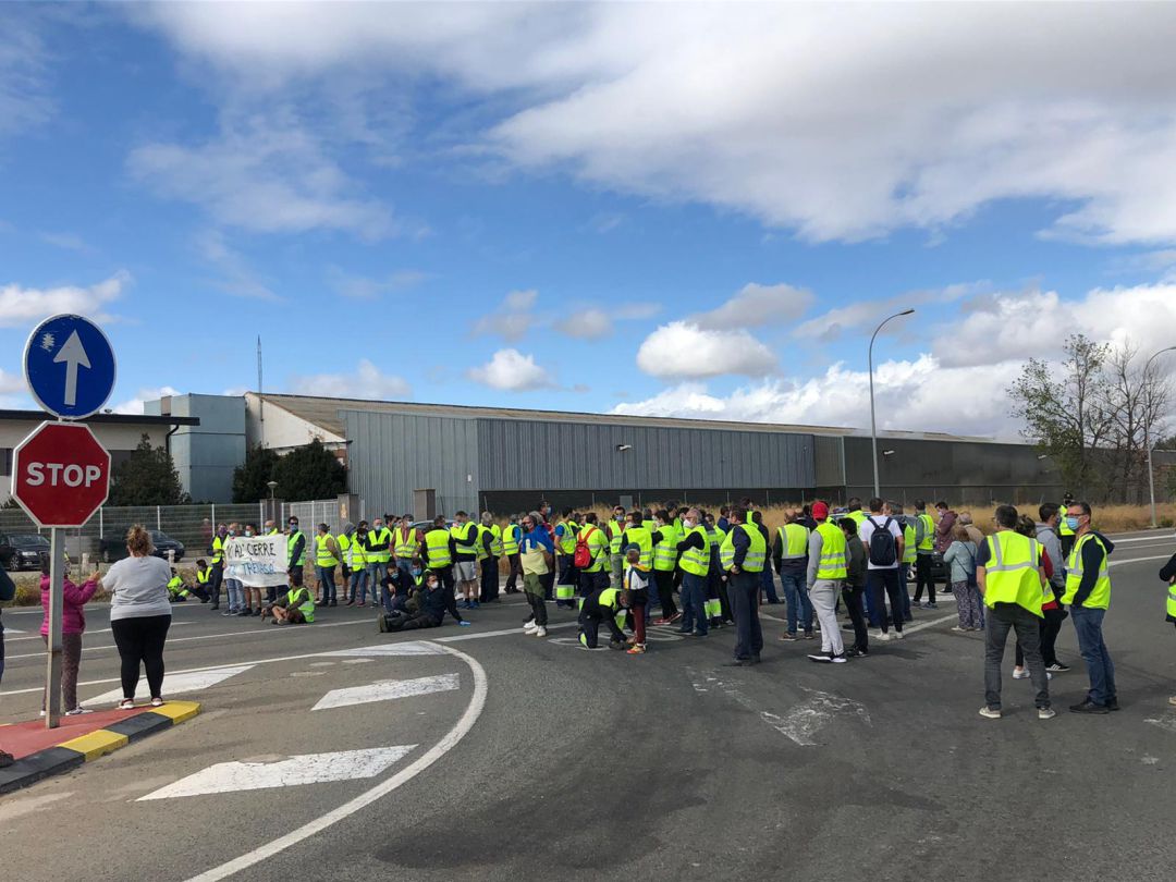 Trabajadores de Trenasa hacen un corte simbólico de la vía cercana a la planta Trabajadores de Trenasa hacen un corte simbólico de la vía cercana a la planta