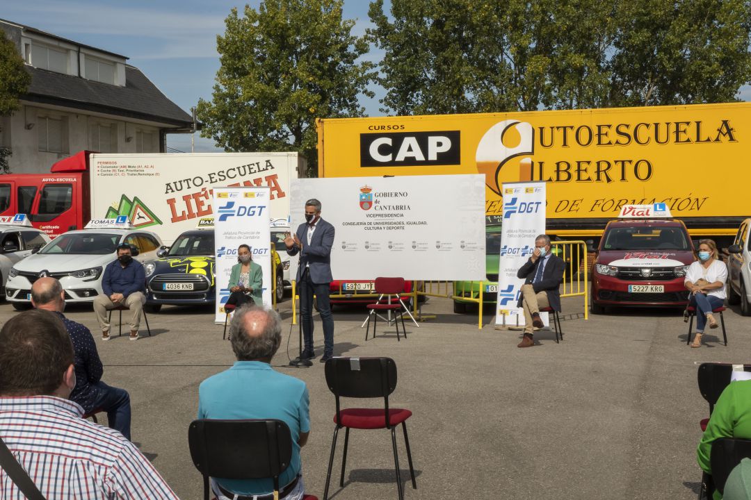 El vicepresidente de Cantabria, Pablo Zuloaga, anuncia las subvenciones para obtener el carné de conducir. El vicepresidente de Cantabria, Pablo Zuloaga, anuncia las subvenciones para obtener el carné de conducir.