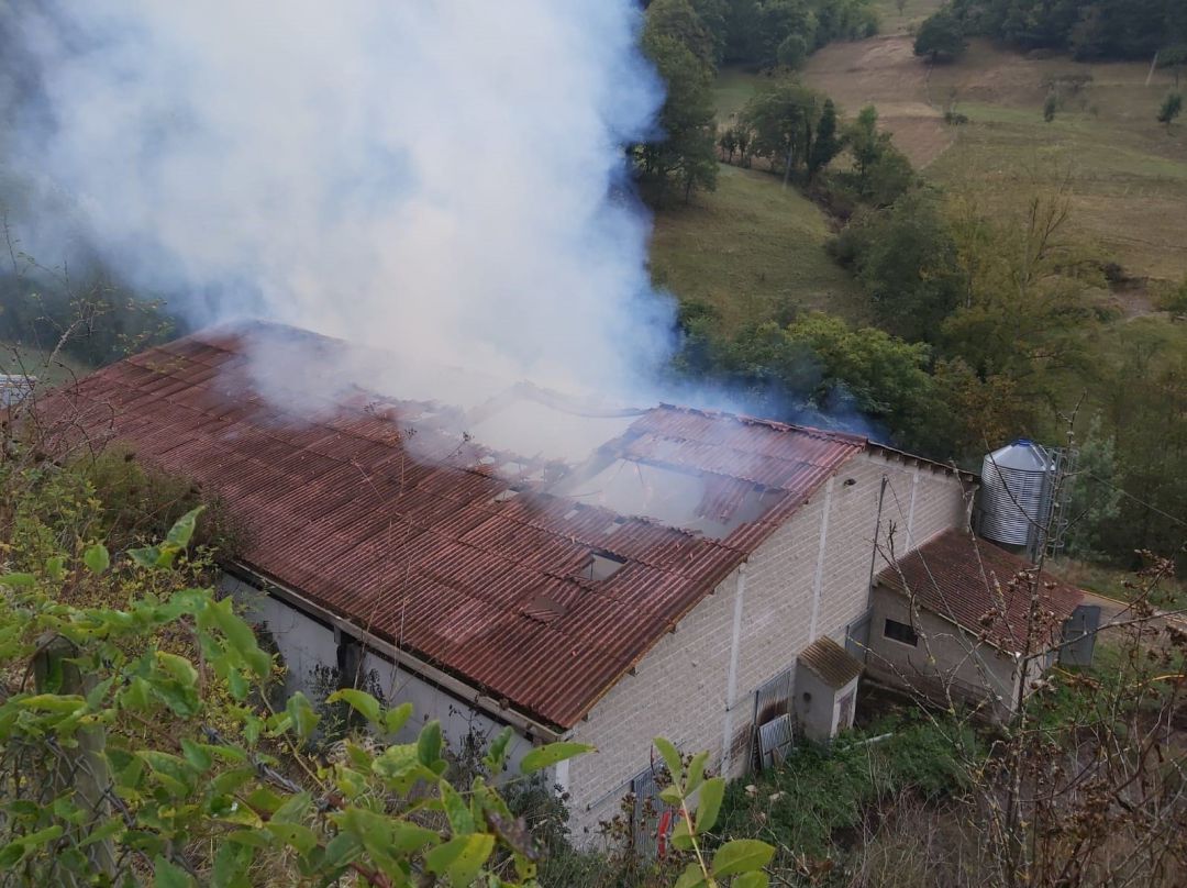 Incendio de una nave gandera en Vega de Liébana
112 CANTABRIA
Incendio de una nave gandera en Vega de Liébana
112 CANTABRIA