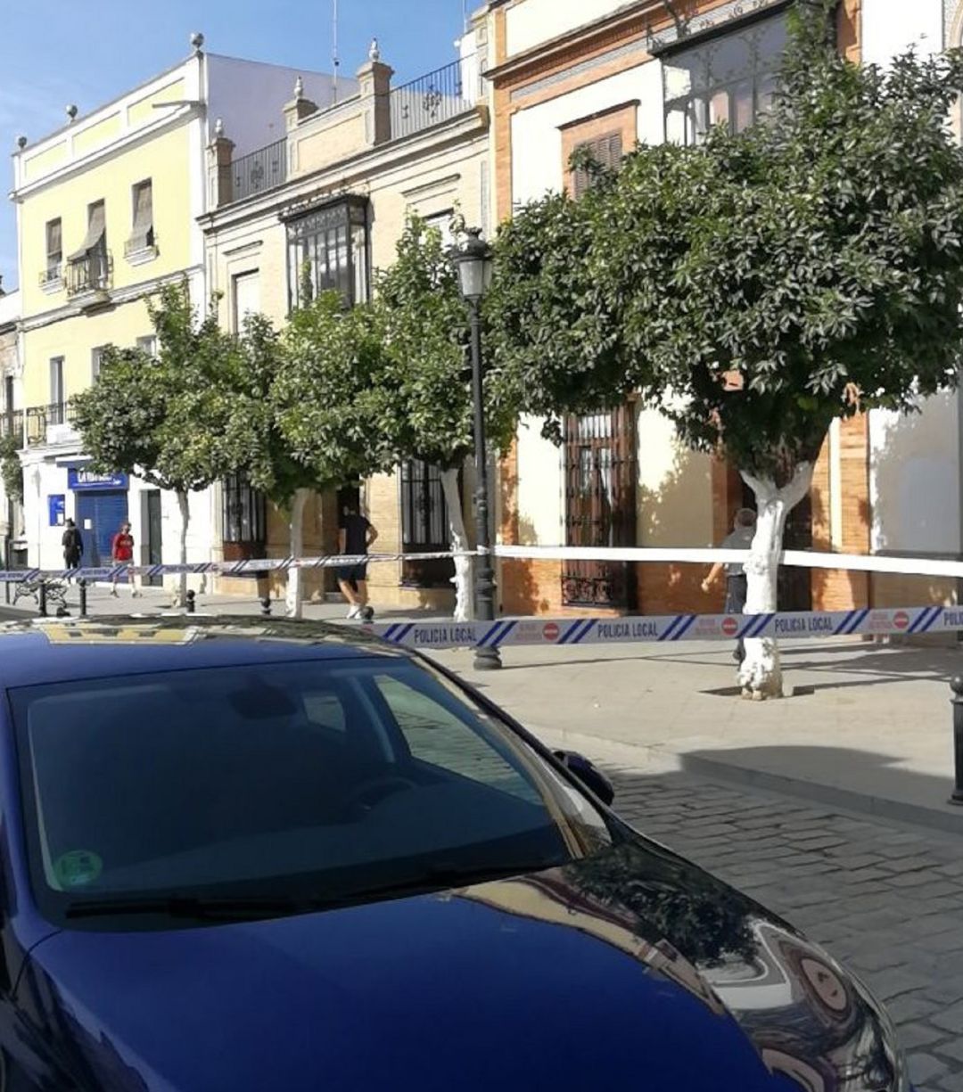 Imagen de la calle acordonada por la policía Imagen de la calle acordonada por la policía