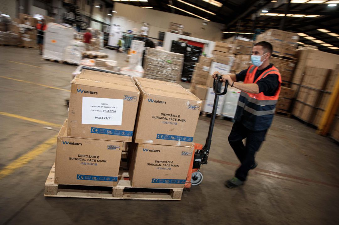 Un operario transporta mascarillas que el Gobierno ha enviado a València para distribuir entre entidades locales y familias más necesitadas en el inicio del curso escolar Un operario transporta mascarillas que el Gobierno ha enviado a València para distribuir entre entidades locales y familias más necesitadas en el inicio del curso escolar
