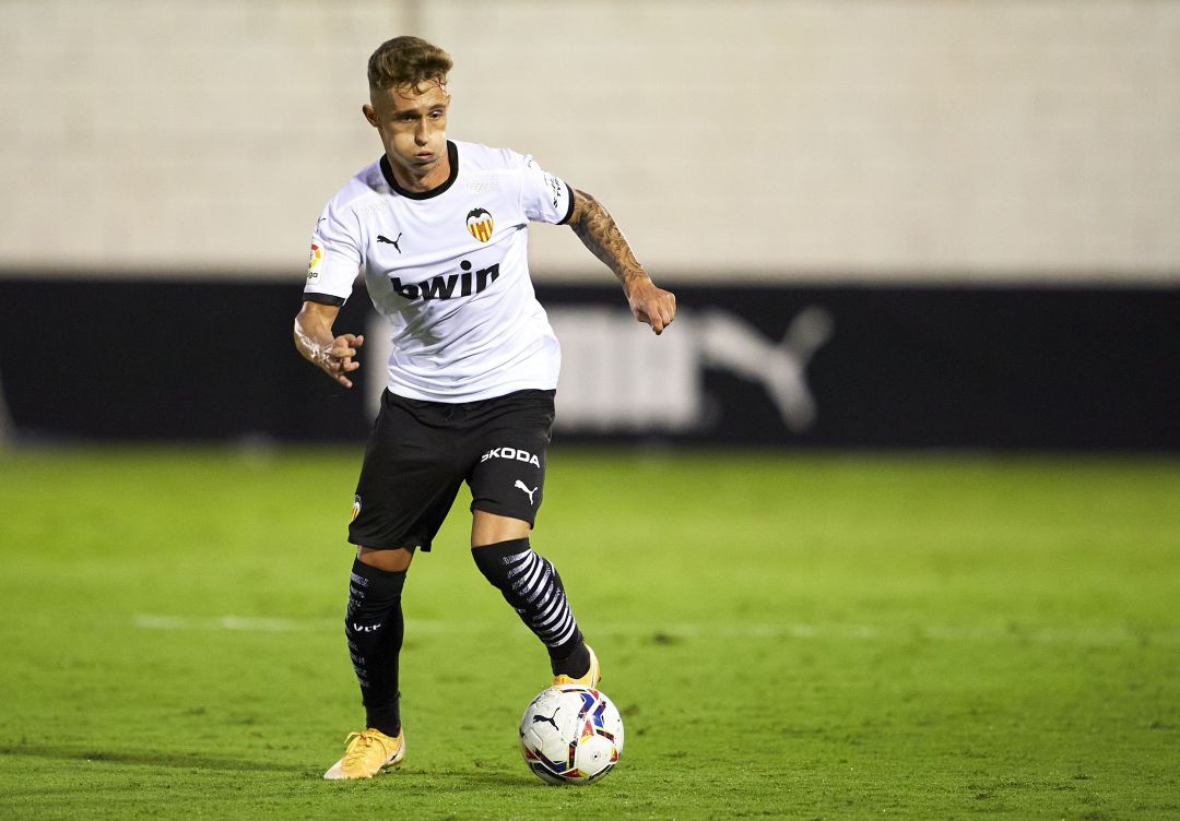 Álex Blanco conduce el balón durante la pretemporada Álex Blanco conduce el balón durante la pretemporada