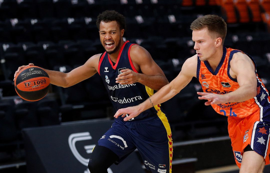 El jugador del Valencia Basket , Martin Hermannsson (d). y Clevin Hannah (i) del Morabanc Andorra, disputan un balón durante el encuentro correspondiente a la Liga Endesa jugado en el pabellón de la Fuente de San Luis de Valencia. El jugador del Valencia Basket , Martin Hermannsson (d). y Clevin Hannah (i) del Morabanc Andorra, disputan un balón durante el encuentro correspondiente a la Liga Endesa jugado en el pabellón de la Fuente de San Luis de Valencia.