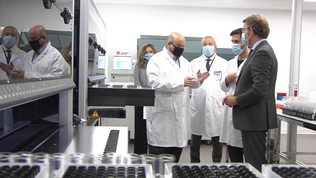 El presidente de la Xunta, Alberto Nuñez Feijóo, visitando las nuevas instalaciones del laboratorio de Microbiología El presidente de la Xunta, Alberto Nuñez Feijóo, visitando las nuevas instalaciones del laboratorio de Microbiología