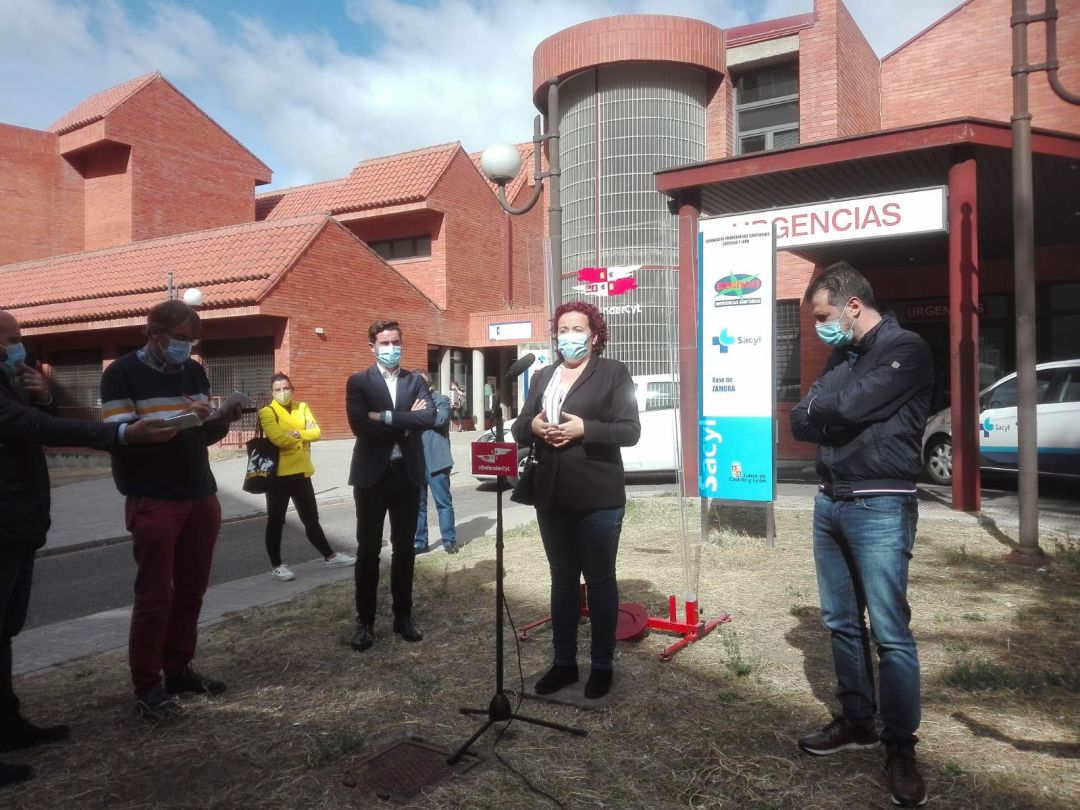 Luis Tudanca atiende las explicaciones del colectivo de celadores sanitarios en la comparecencia posterior a la reunión mantenida con ellos Luis Tudanca atiende las explicaciones del colectivo de celadores sanitarios en la comparecencia posterior a la reunión mantenida con ellos