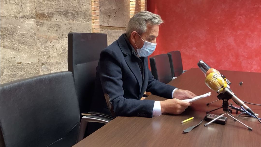 Jesús Martín, alcalde de Valdepeñas, durante la comparecencia urgente de este viernes, en la que ha detallado las medidas decretadas por Sanidad para atajar el incremento de casos en este municipio Jesús Martín, alcalde de Valdepeñas, durante la comparecencia urgente de este viernes, en la que ha detallado las medidas decretadas por Sanidad para atajar el incremento de casos en este municipio