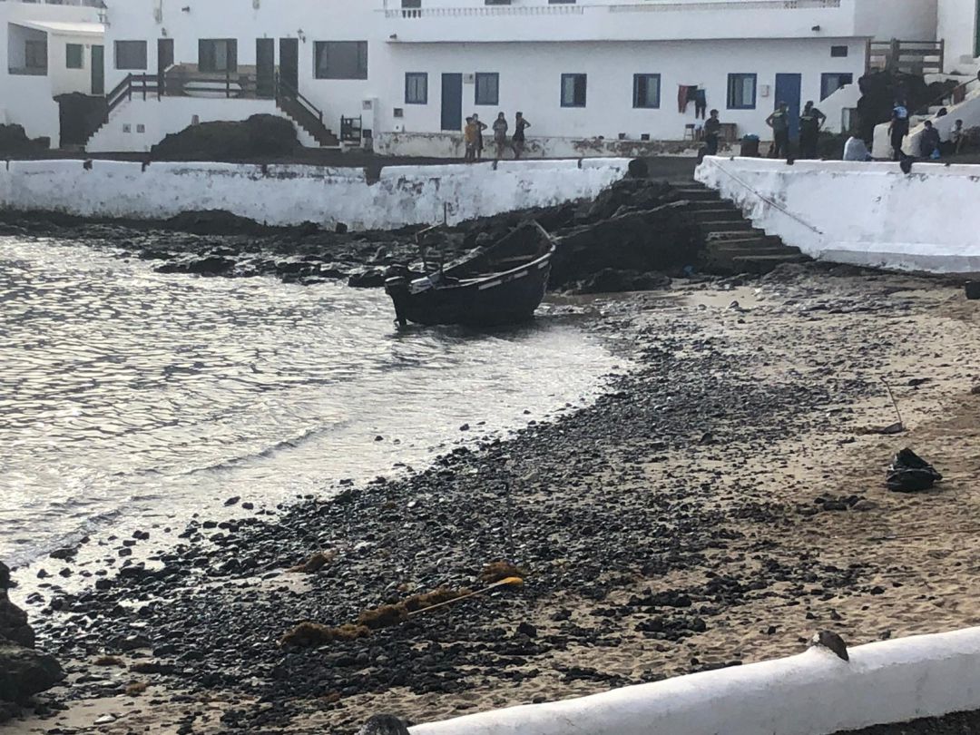 La patera ya en tierra, en Caleta de Caballo. La patera ya en tierra, en Caleta de Caballo.