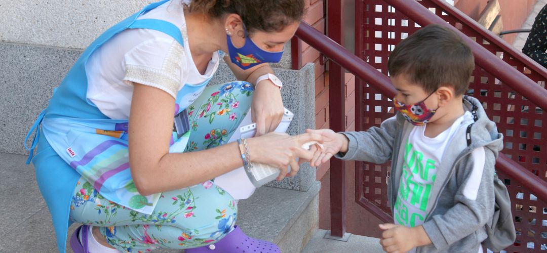 Menor echándose gel a la entrada de su colegio Menor echándose gel a la entrada de su colegio