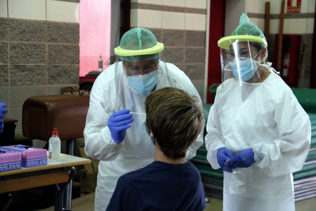 Un dels equips mòbils extraient mostres per a PCR a l'escola Bell-lloc de Girona Un dels equips mòbils extraient mostres per a PCR a l'escola Bell-lloc de Girona